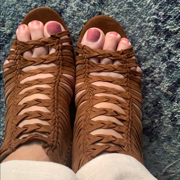 Guess suede sandals. - Picture 2 of 7